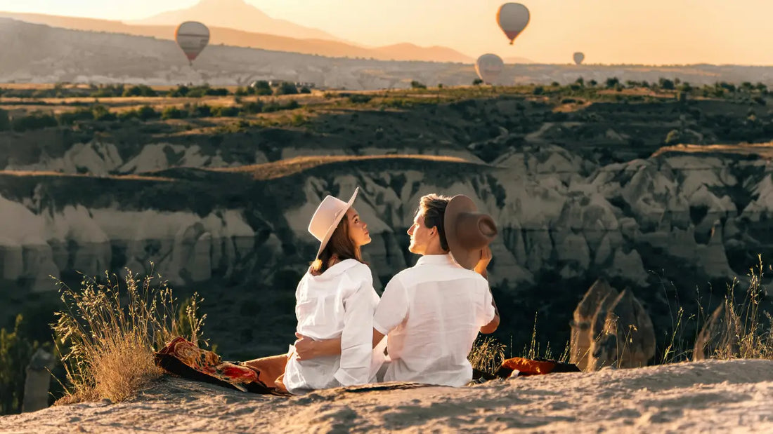 Kapadokya balayı tatili yapan romantik turistler