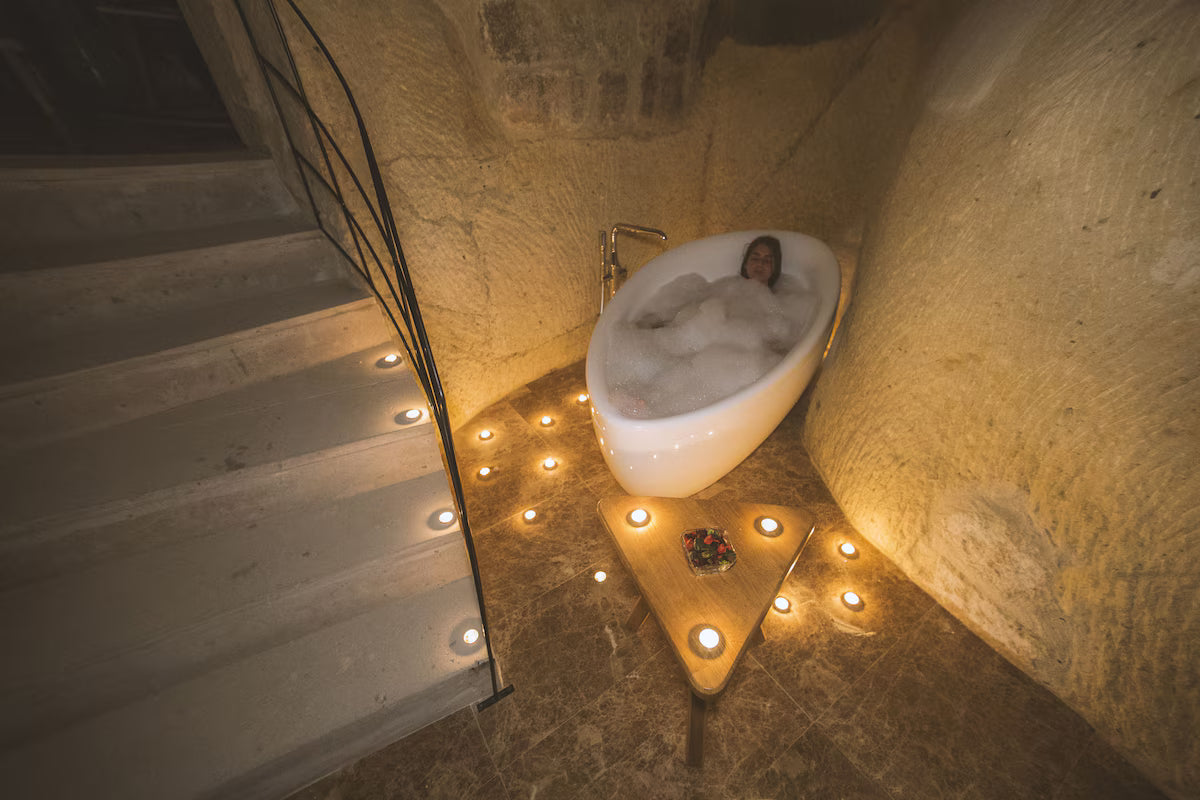 Kapadokya’da balayı için jakuzili ve balon manzaralı oda