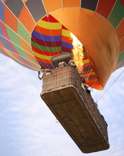 Aşk Vadisi üzerinde uçan sıcak hava balonları
