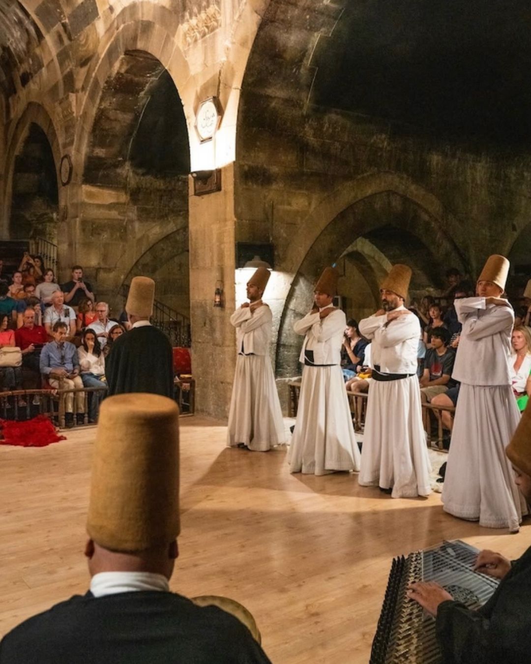 Kapadokya’da geleneksel derviş semah deneyimi, Sarıhanda gerçekleştirilen tasavvuf gösterisi