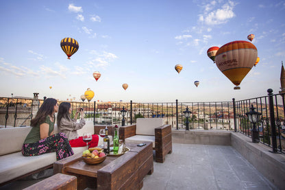 Kapadokya’da balon manzarası ve romantik tatile uygun otel terasi