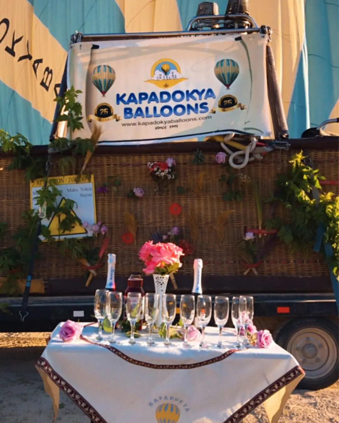 Kapadokya balon turu iniş sonrası kutlama 