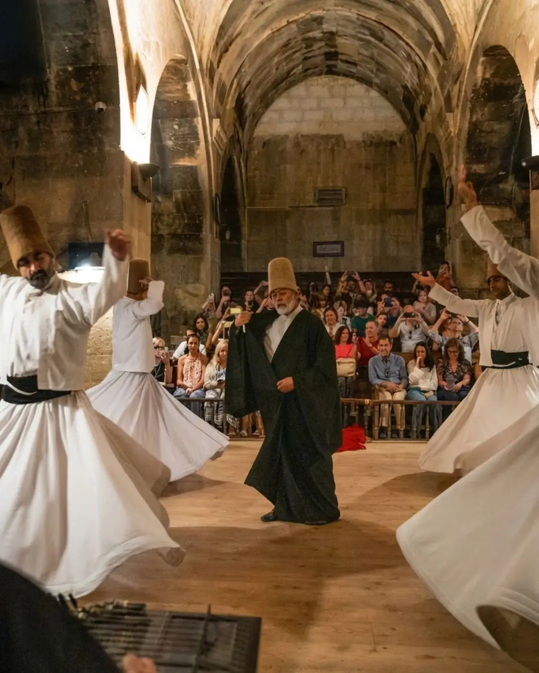 Kapadokya’da derviş semah deneyimi, geleneksel tasavvuf müziği eşliğinde yapılan semazen gösterisi