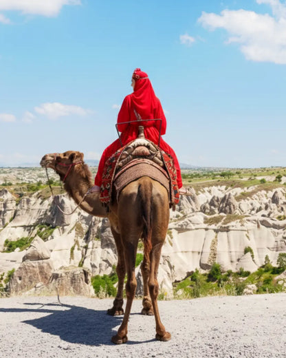 Peri bacaları önünde Kapadokya deve turu manzarası