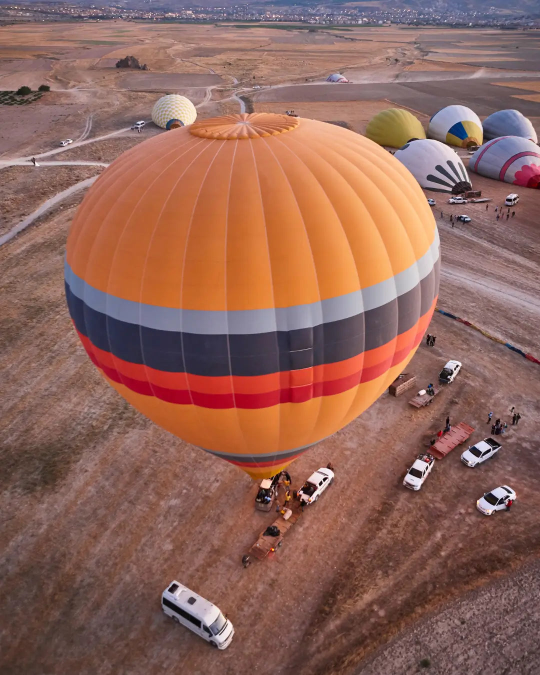 Kapadokya’da gün doğumun balonları havalanma anı