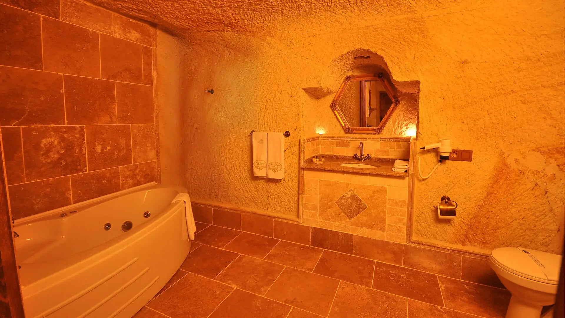 Kapadokya’da balayı için jakuzili mağara oda