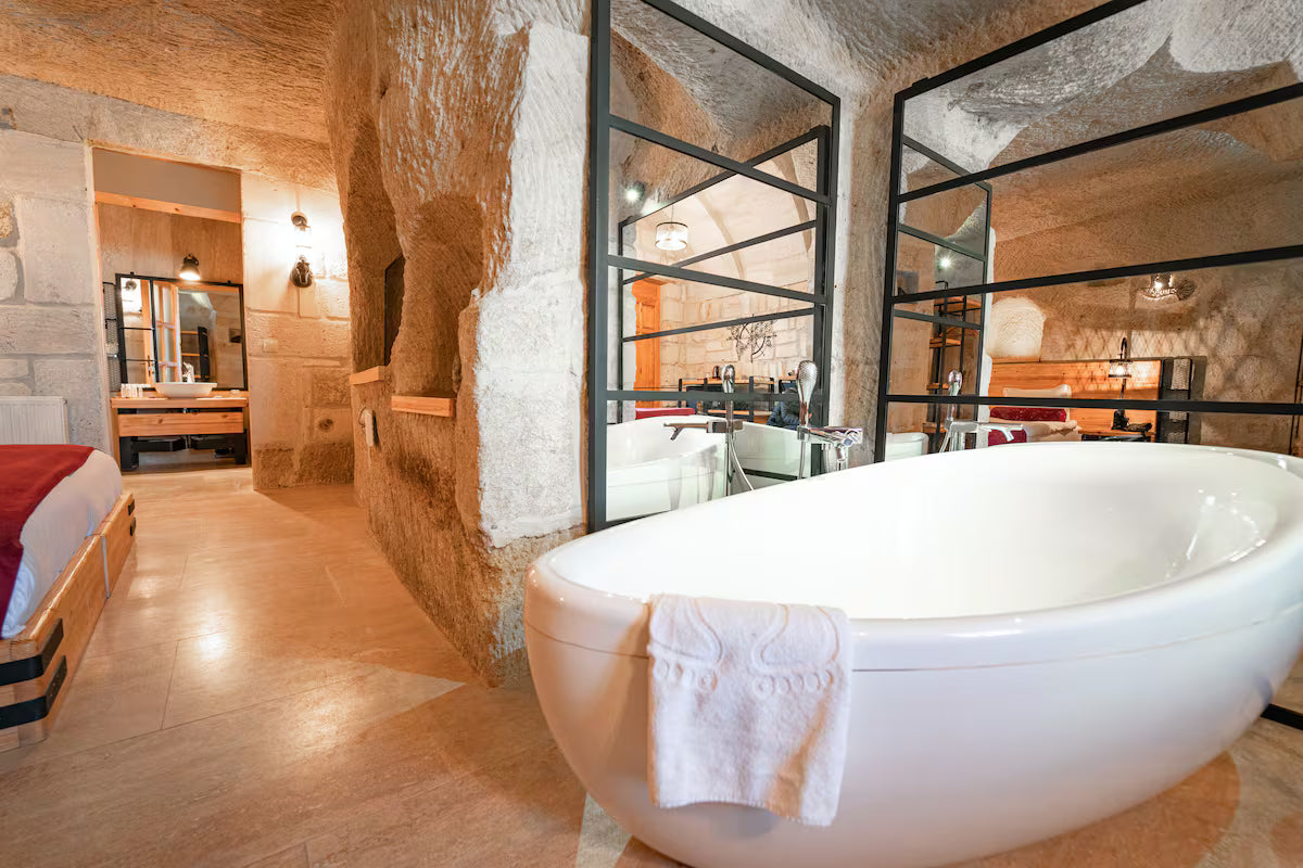 Kapadokya balayı için küvetli şömineli oda