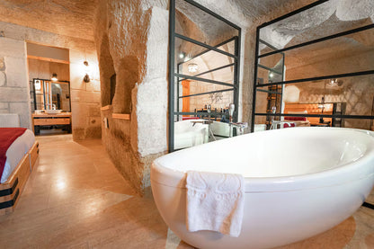 Kapadokya balayı için küvetli şömineli oda