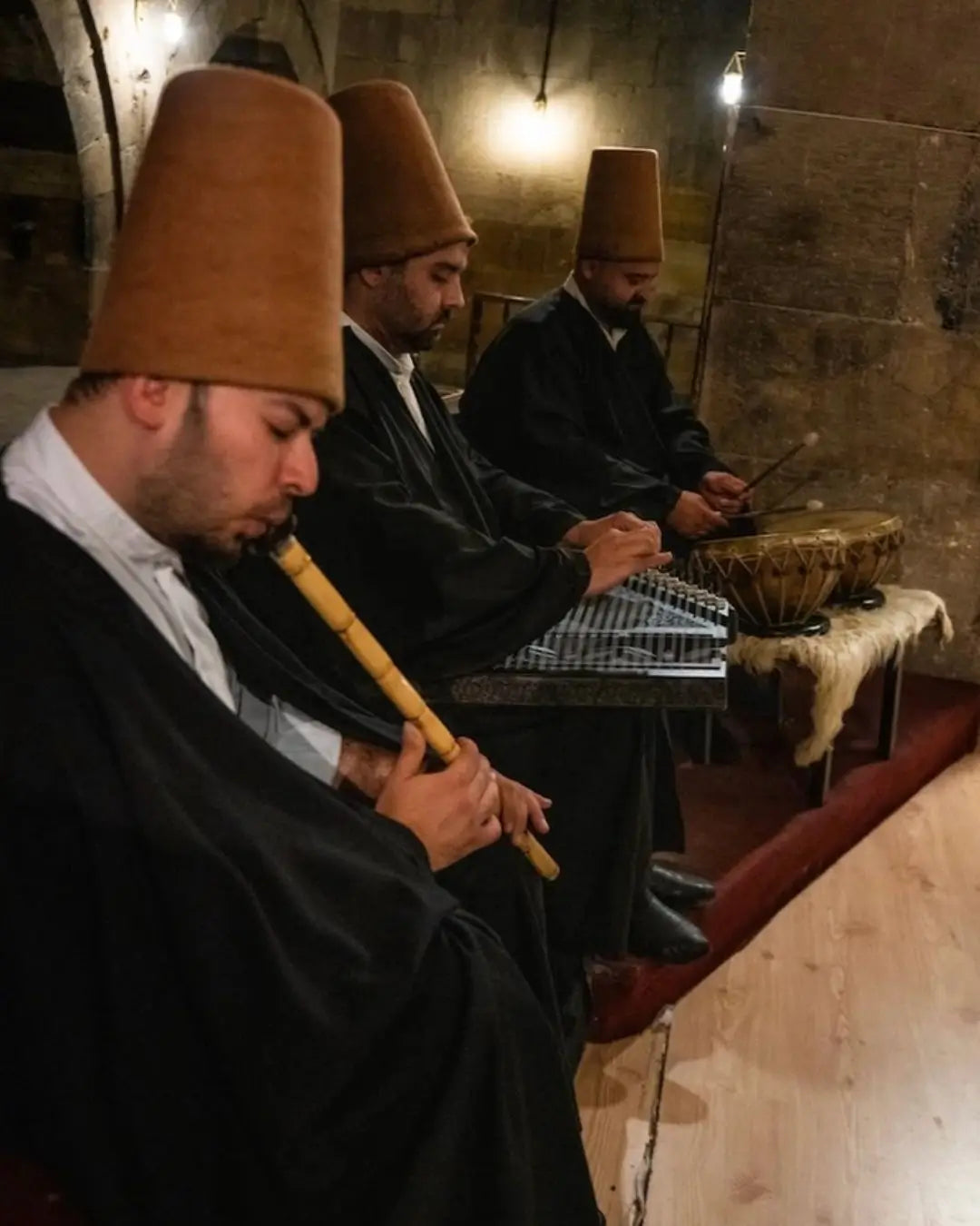 Kapadokya’da düzenlenen derviş sema gösterisi, Saruhan semazenleri.