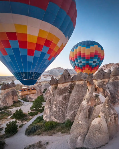Kapadokya sıcak hava balonları peri bacaları üzerinde 