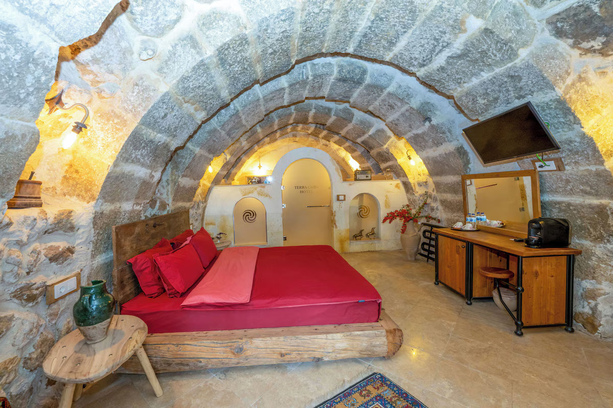 Kapadokya taş mağara havuzlu oda