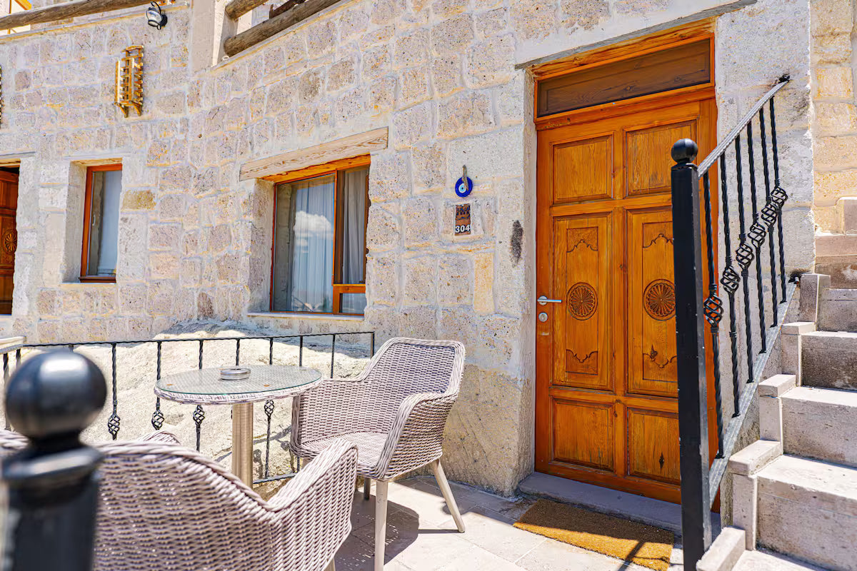 Kapadokya’da teraslı mağara otel