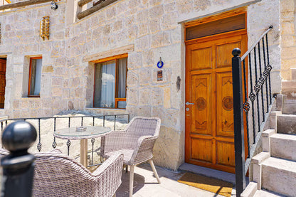 Kapadokya’da teraslı mağara otel