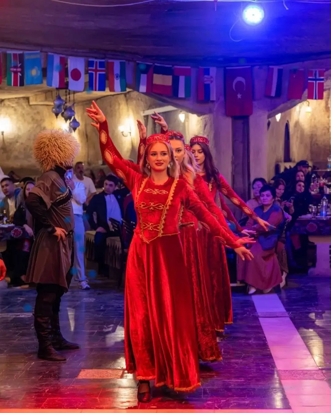 Kapadokya Türk gecesi folklor dansları ve sahne performansı