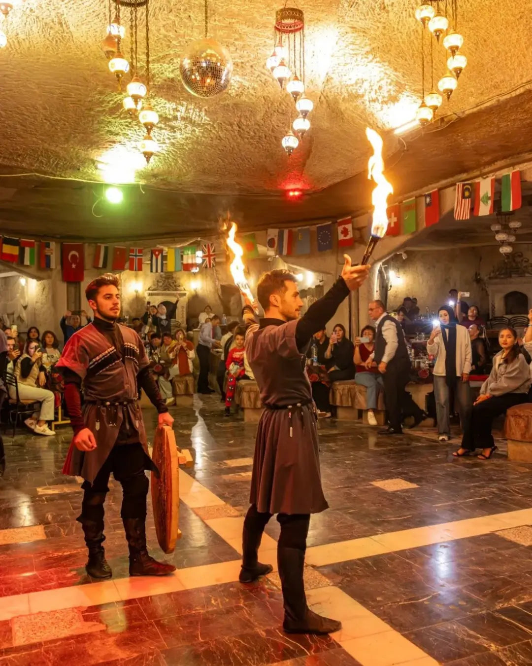 Kapadokya mağara restoranlarda düzenlenen Türk Gecesi