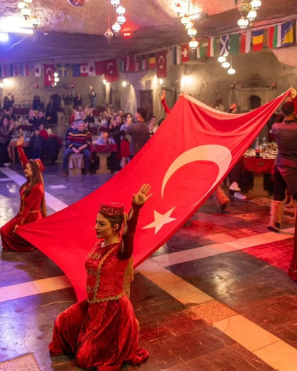 Kapadokya’da kervansarayda düzenlenen Türk gecesi etkinliği 