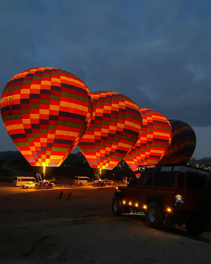 Kapadokyada balonların gündoğumunda toplu kalkış anı