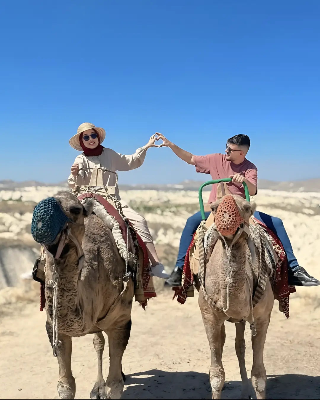 Nevşehir deve turuna katılan balayı çifti