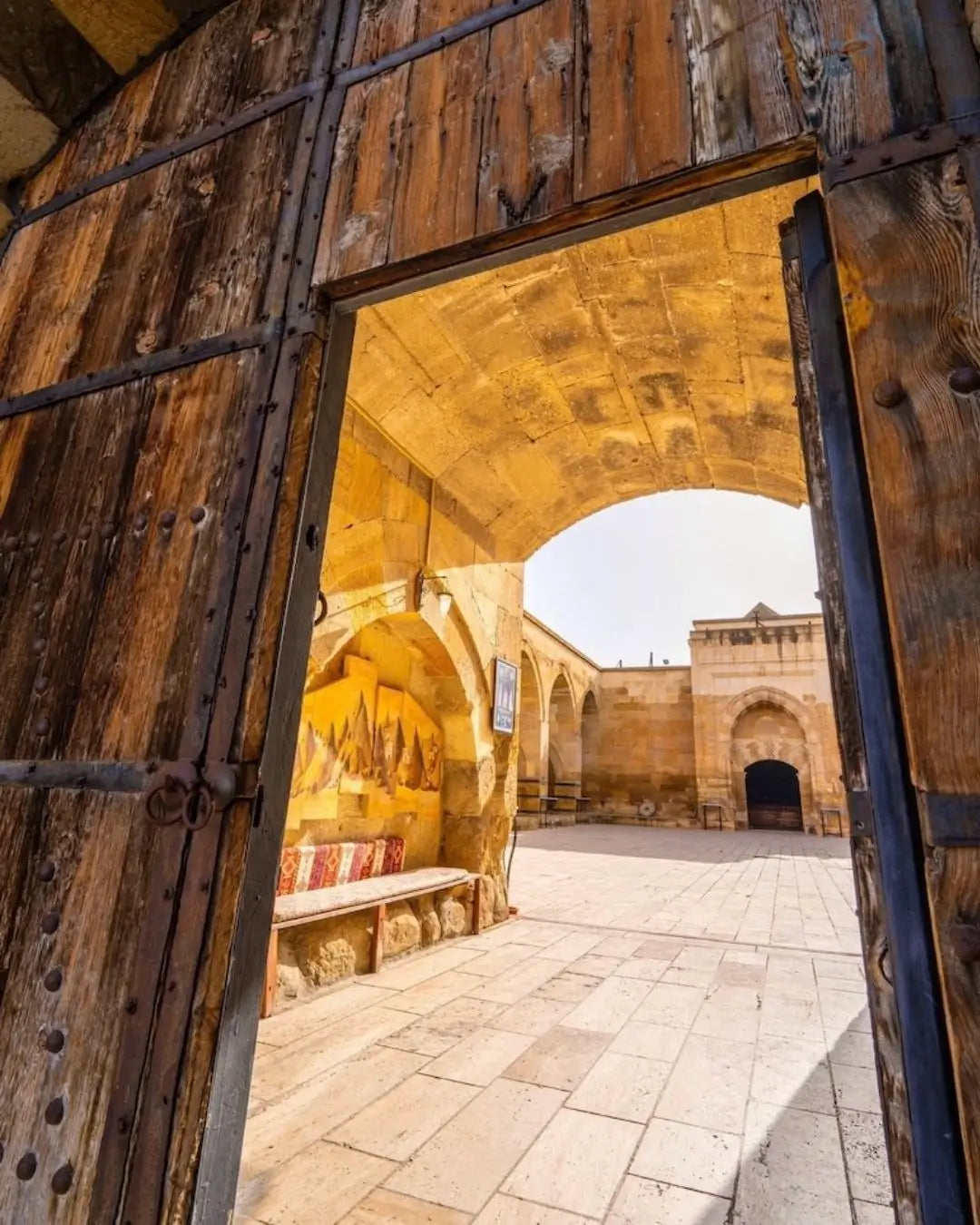 Saruhan Kervansarayı semazen gösterisi giriş alanı, Kapadokya’daki geleneksel sema etkinliği