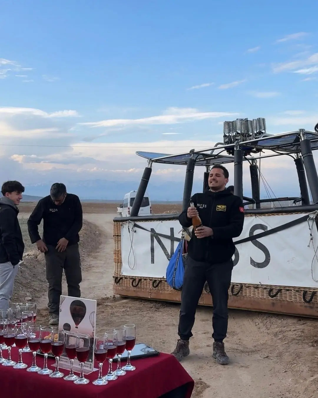 Soğanlı Vadisi Kapadokya balon turu sonrası yapılan kutlama anı