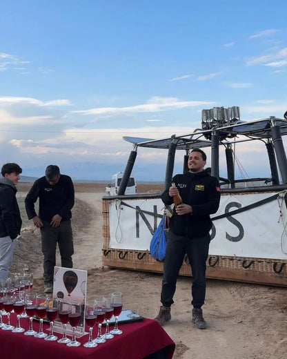 Soğanlı Vadisi Kapadokya balon turu sonrası yapılan kutlama anı
